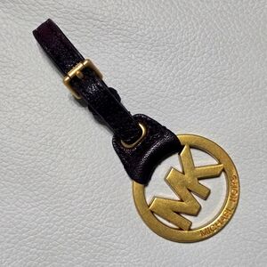 MICHAEL KORS GOLD MK LOGO BROWN LEATHER PURSE CHARM KEY FOB HANG TAG BUCKLE